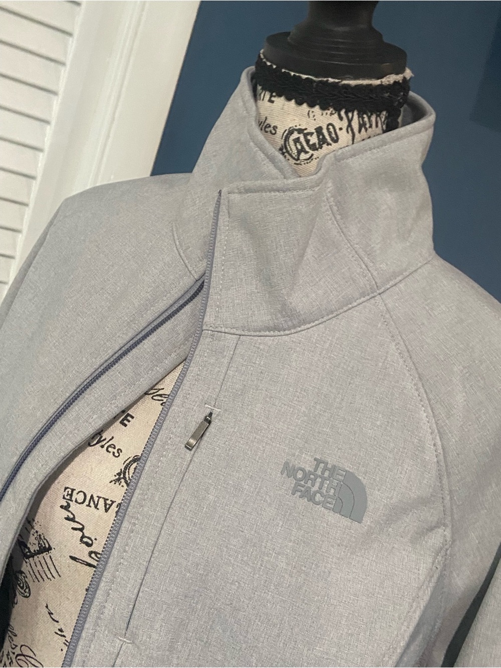 The North Face Women's Light Gray Softshell Utility Jacket - Picture 7 of 12